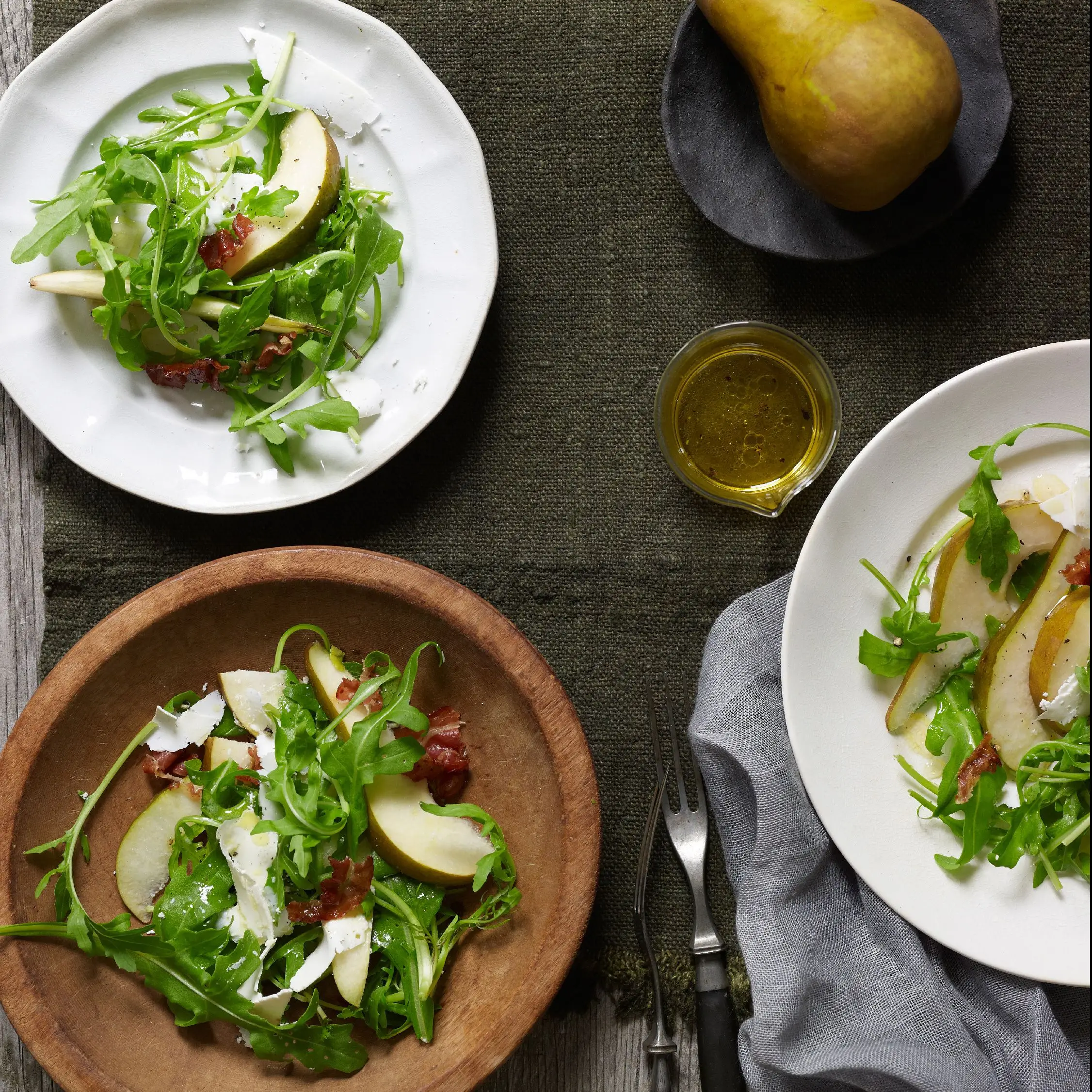 Salada de pêra, rúcula e pancetta