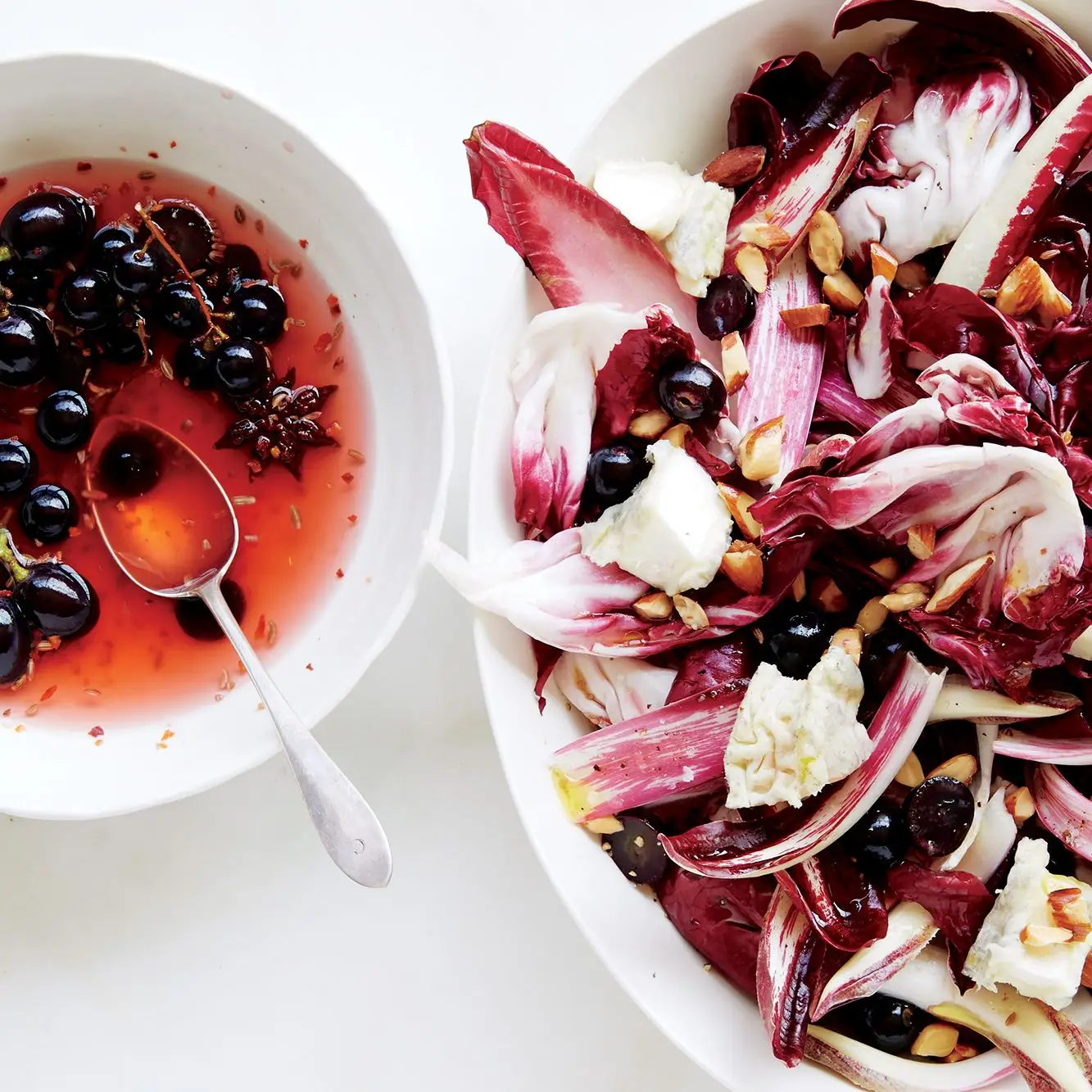 Salada Radicchio com uvas em conserva e queijo de cabra