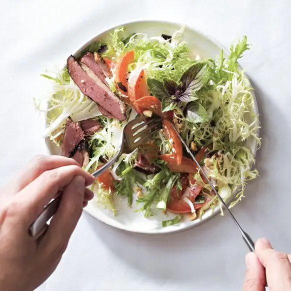 Salada de pato e pluot defumado