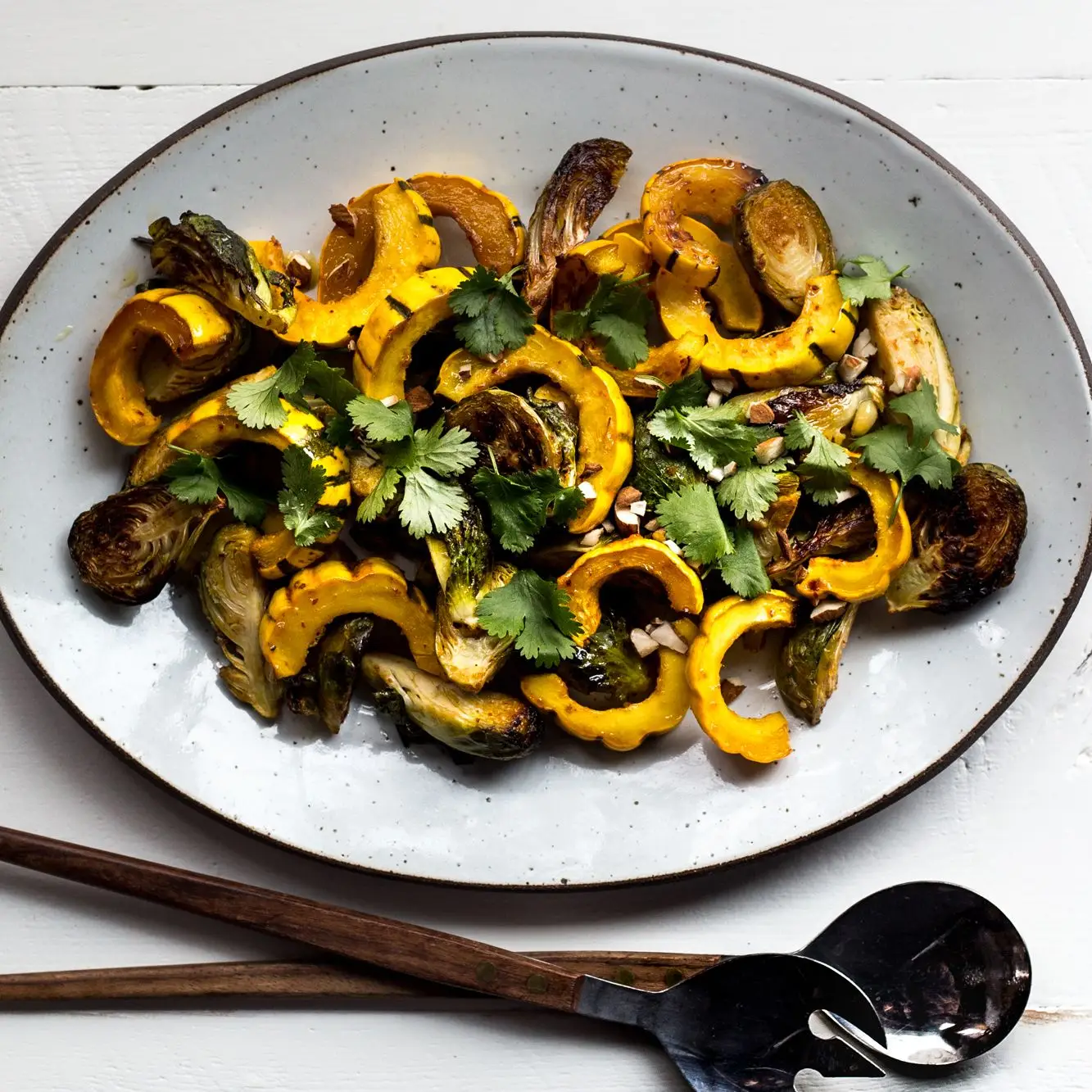 Miso-Harissa Delicata Squash e Bruxelas Salada