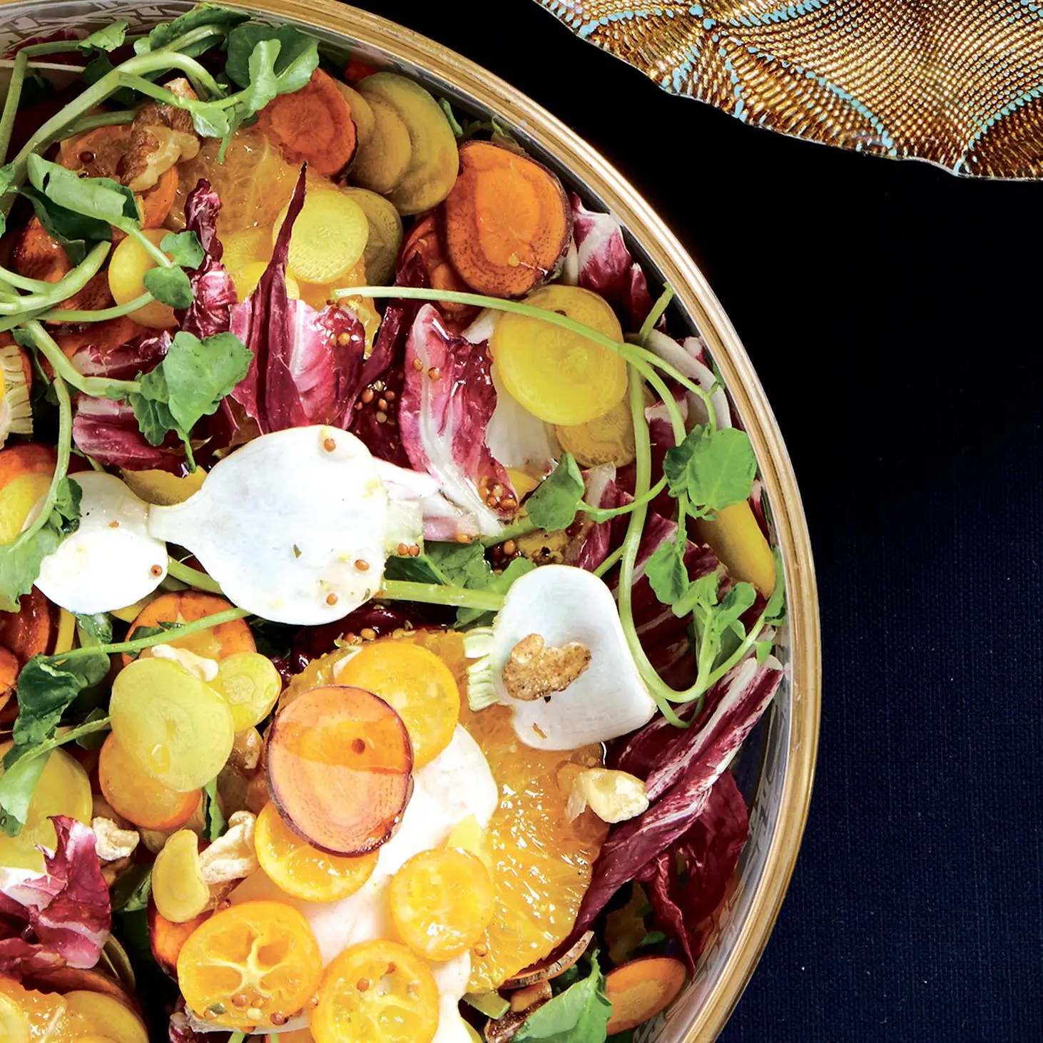 Verdes amargos com cenouras, nabos e laranjas