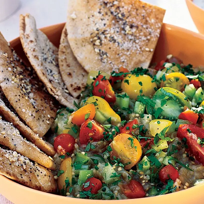 Salada de berinjela assada com batatas fritas pita e molho de iogurte