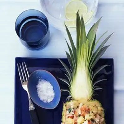 Salada de lagosta e abacaxi com manjericão e hortelã