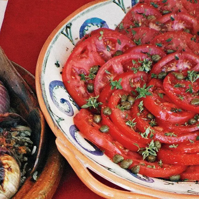 Salada de tomate com chalota vinagrete, alcaparras e manjericão