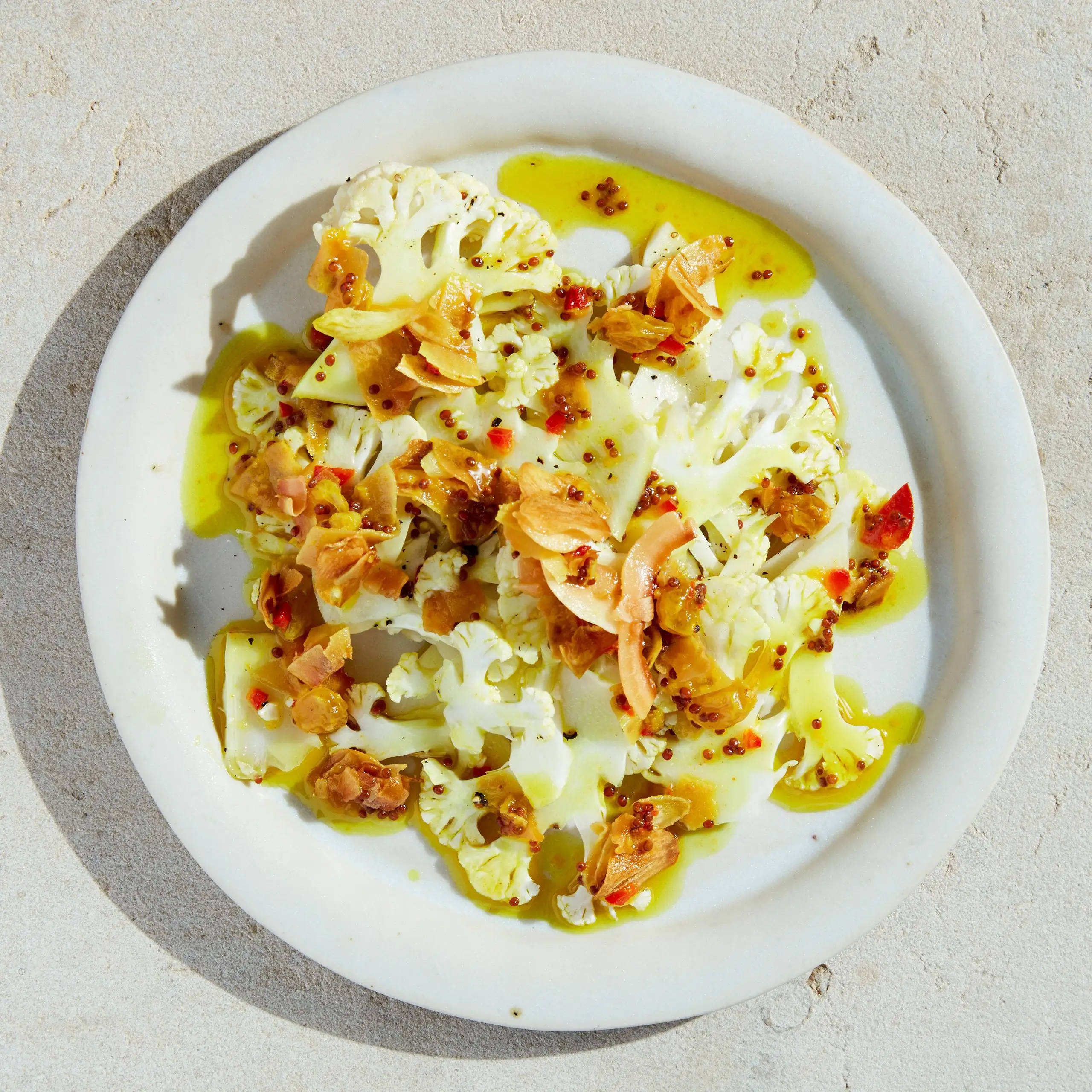 Salada de couve-flor raspada com prazer de coco-térmico