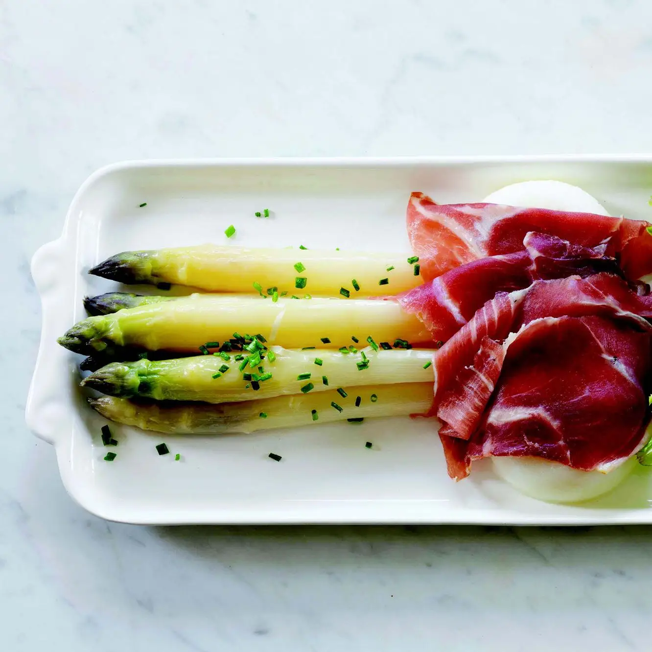 Aspargos, presunto e salada de ovo escalfado