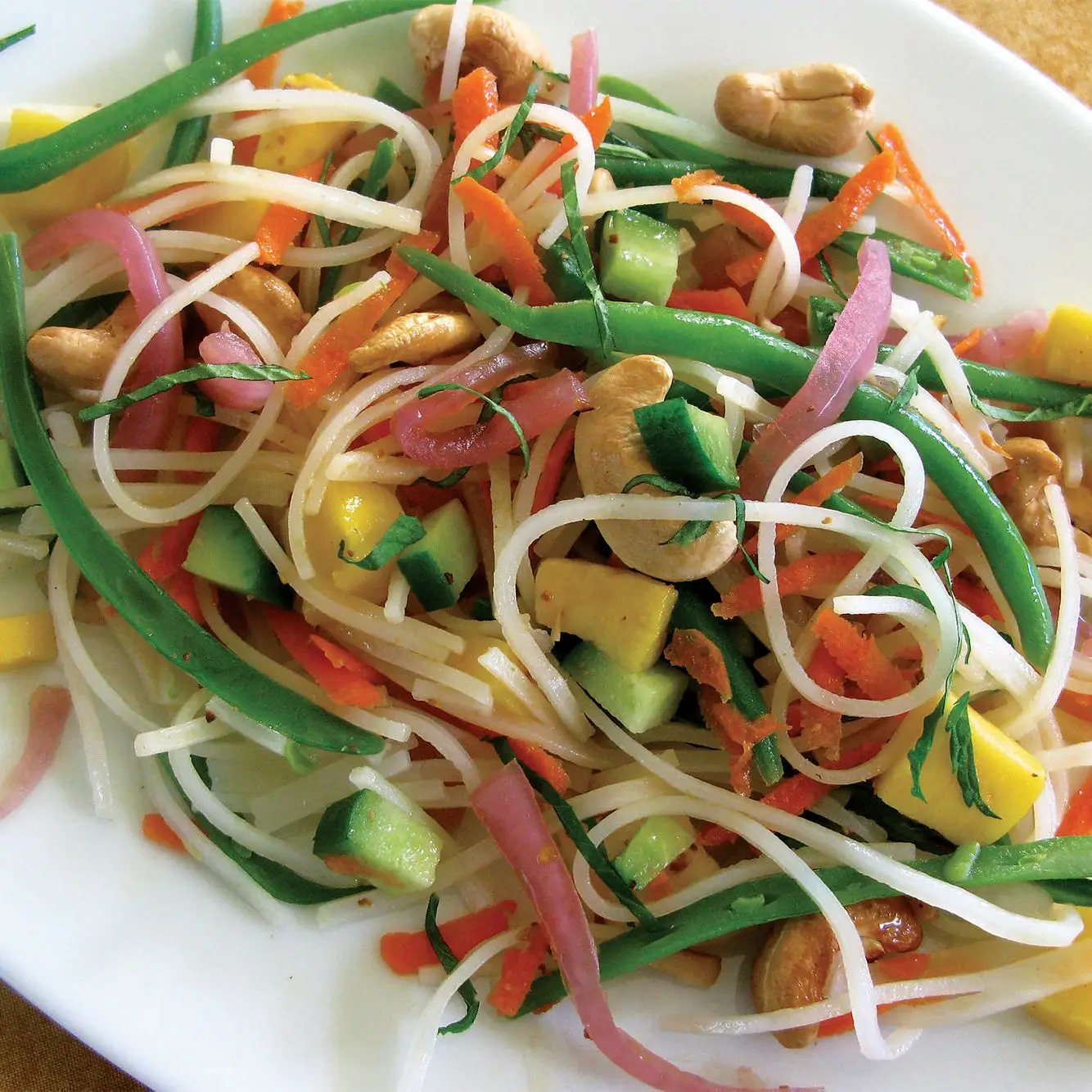 Salada de macarrão de arroz de coco-mango