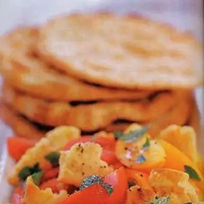 Pão libanês e salada de tomate