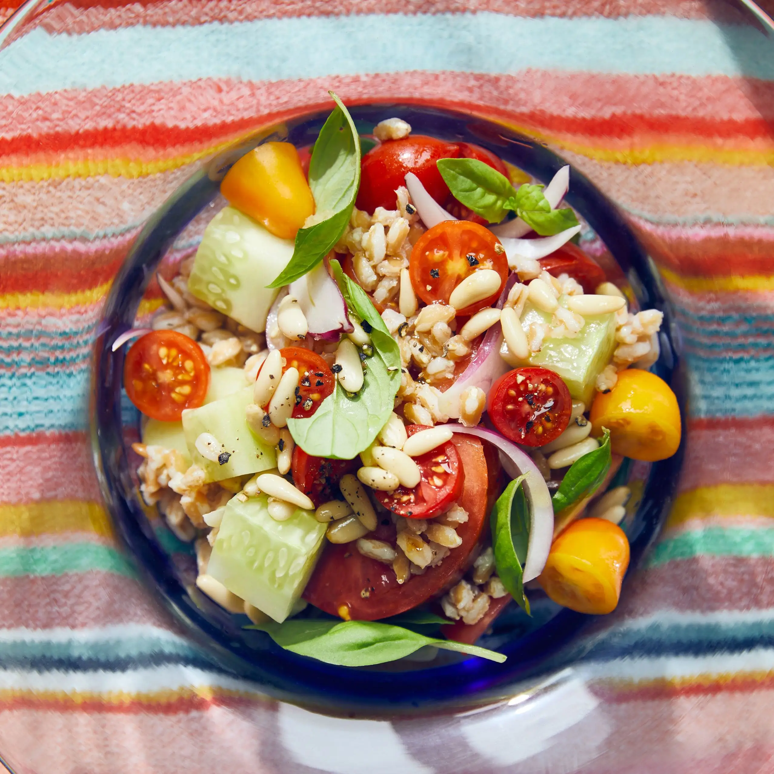 Salada de grãos com tomate e pepino