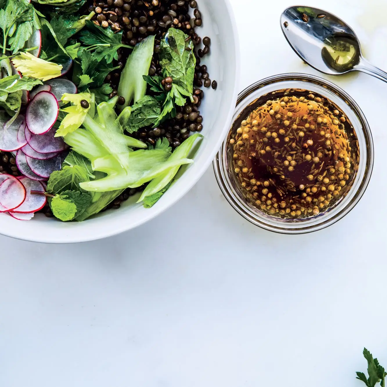 Lentilhas marinadas com vegetais crocantes