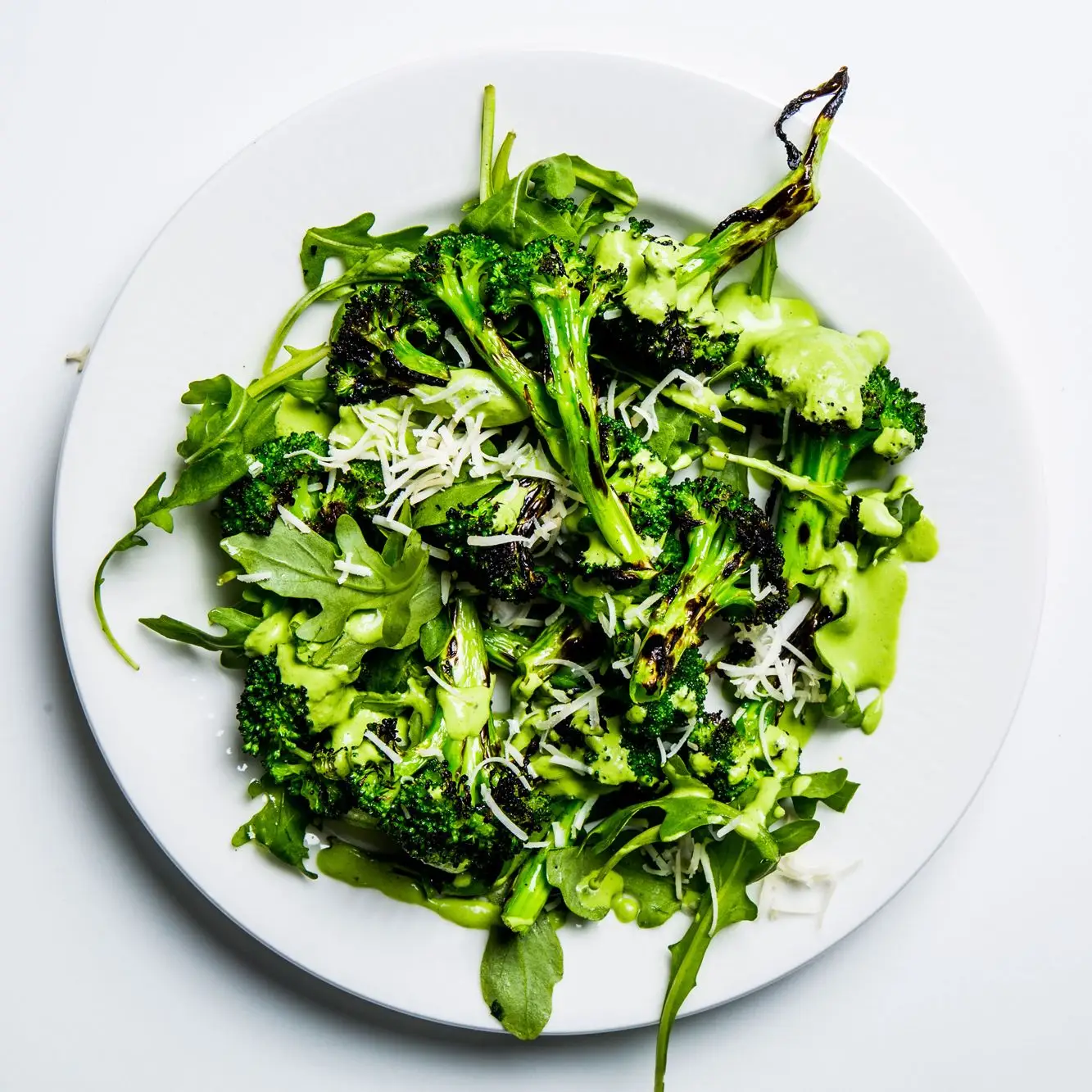 Salada de brócolis e rúcula grelhados