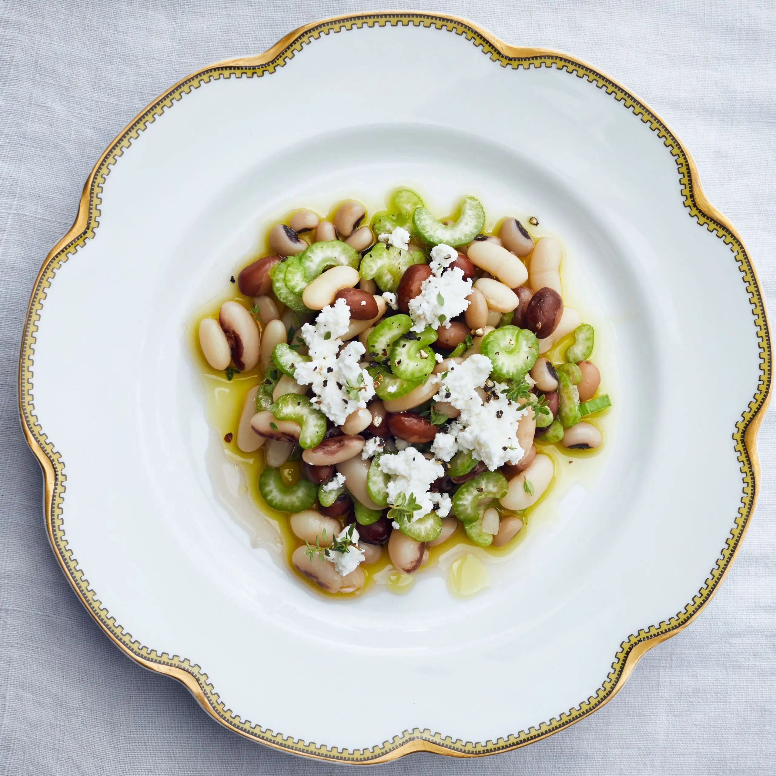 Feijão marinado com aipo e ricota salata