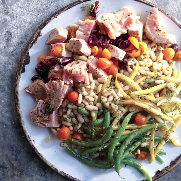 Salada de atum cautelosas de petróleo