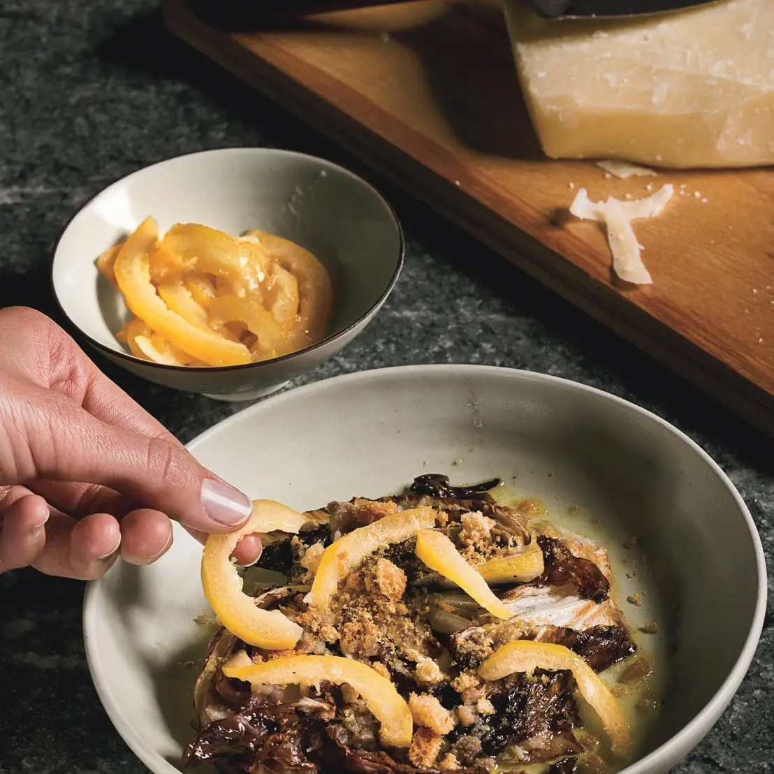 Radicchio assado com vinagrete de anchova, limão preservado e farinha de rosca