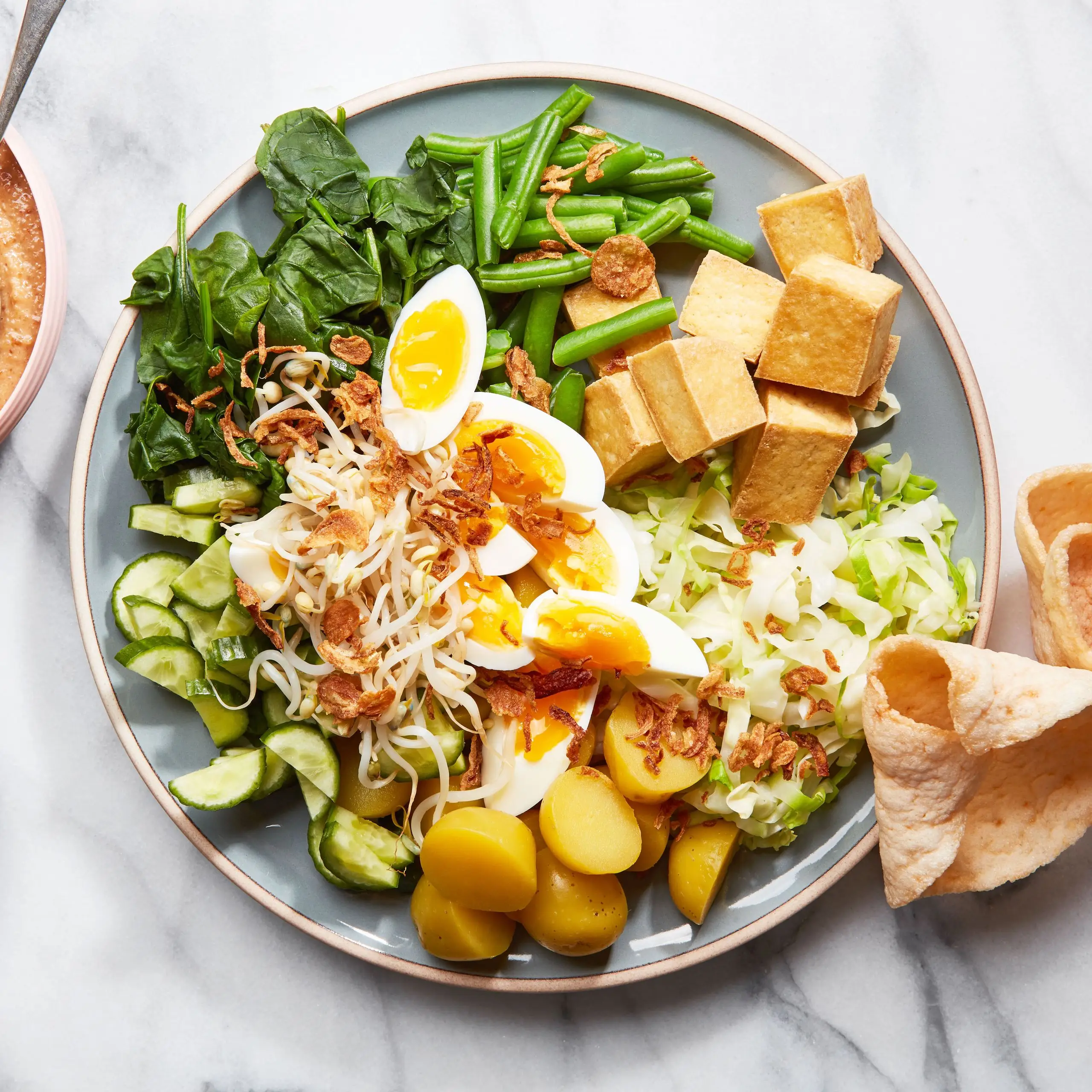 Gado Gado (salada de vegetais misturados com molho de amendoim indonésio)