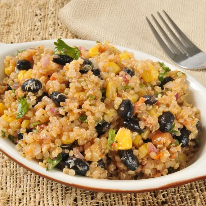 Quinoa e salada de feijão preto