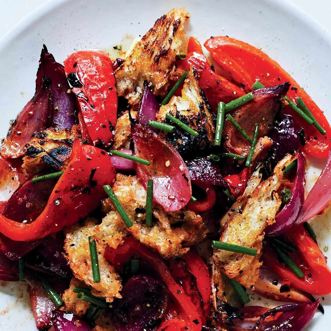 Salada de pão grelhado com pimentão e cebola