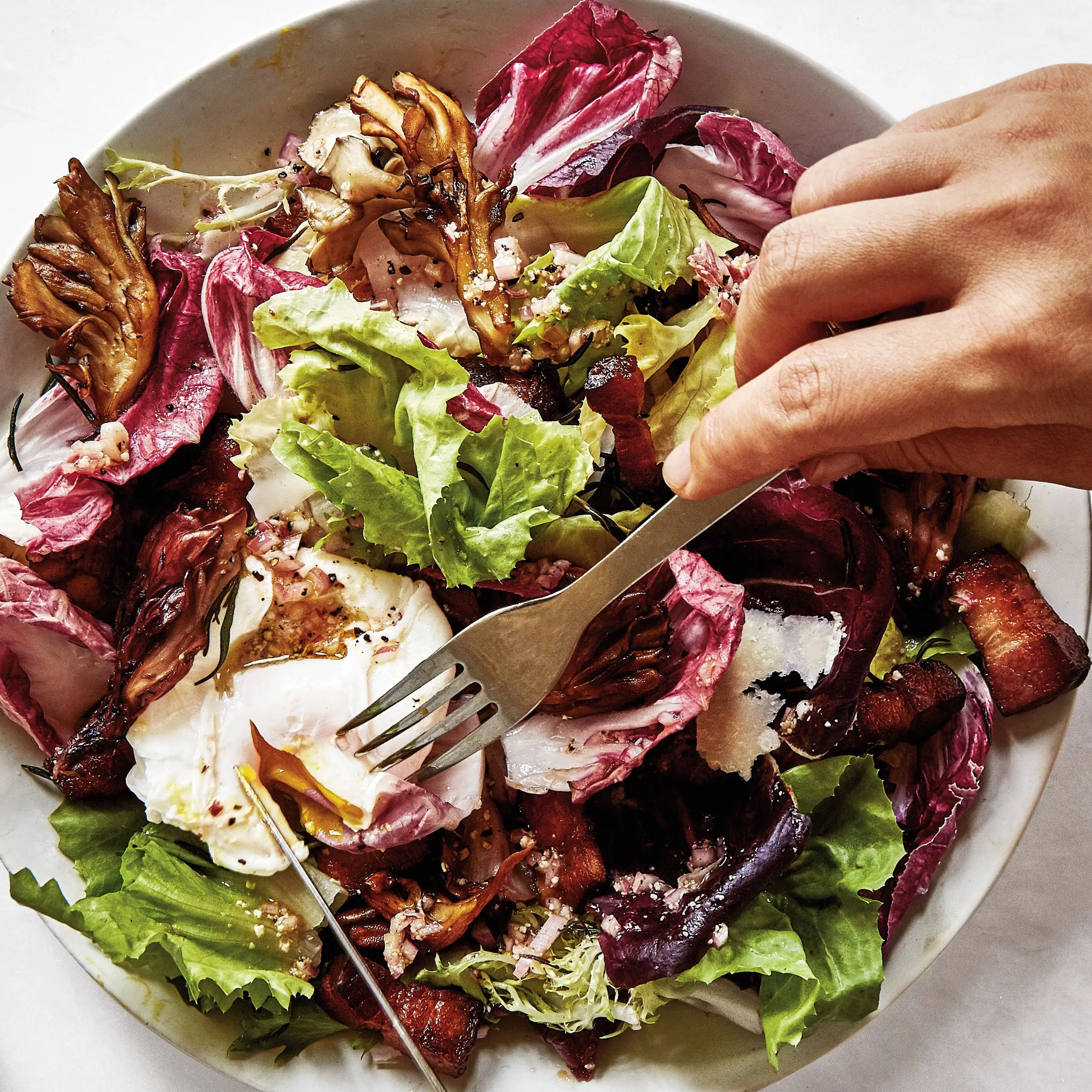 Egardage, bacon et salade avec des œufs avec des œufs