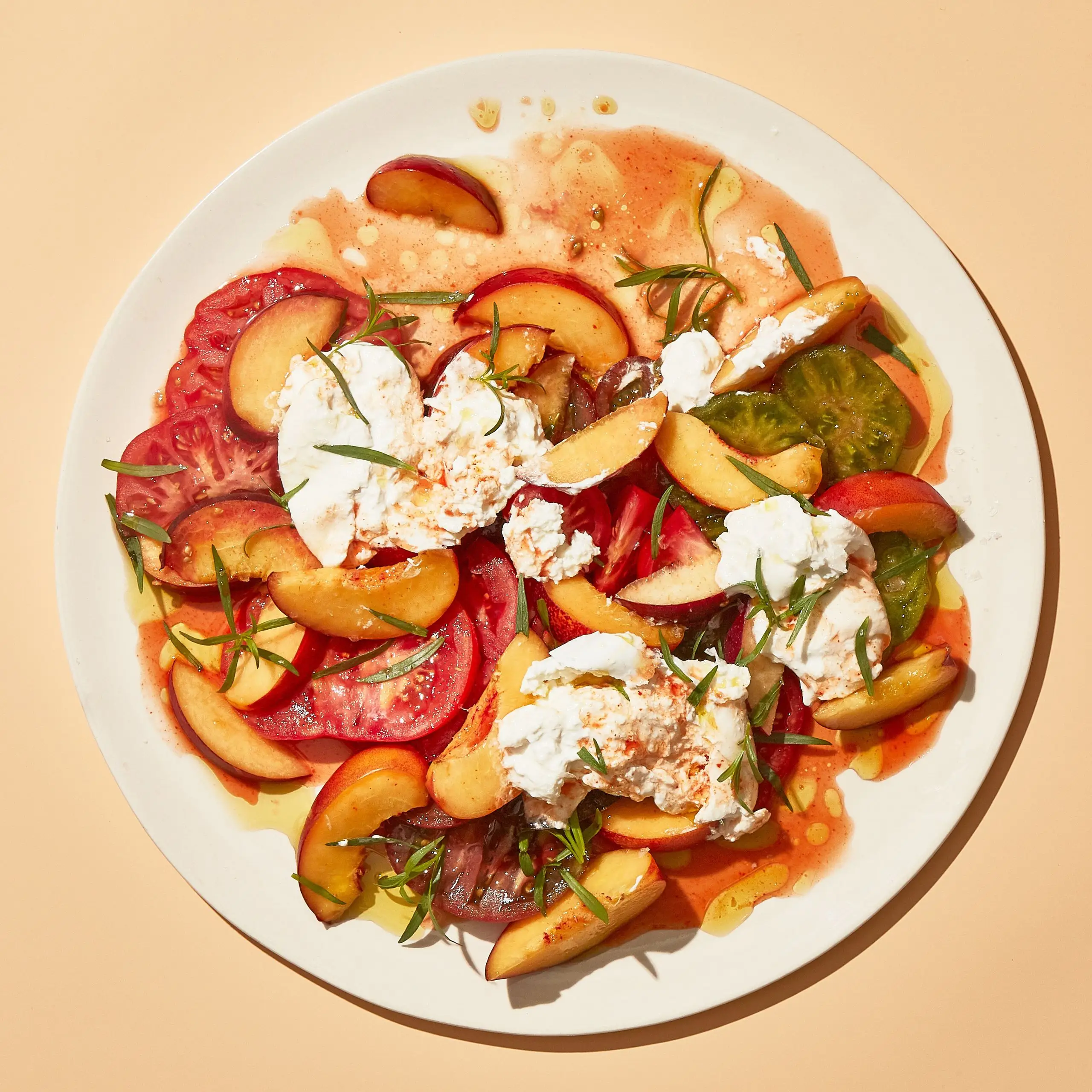 Pêssegos e tomates com burrata e molho picante