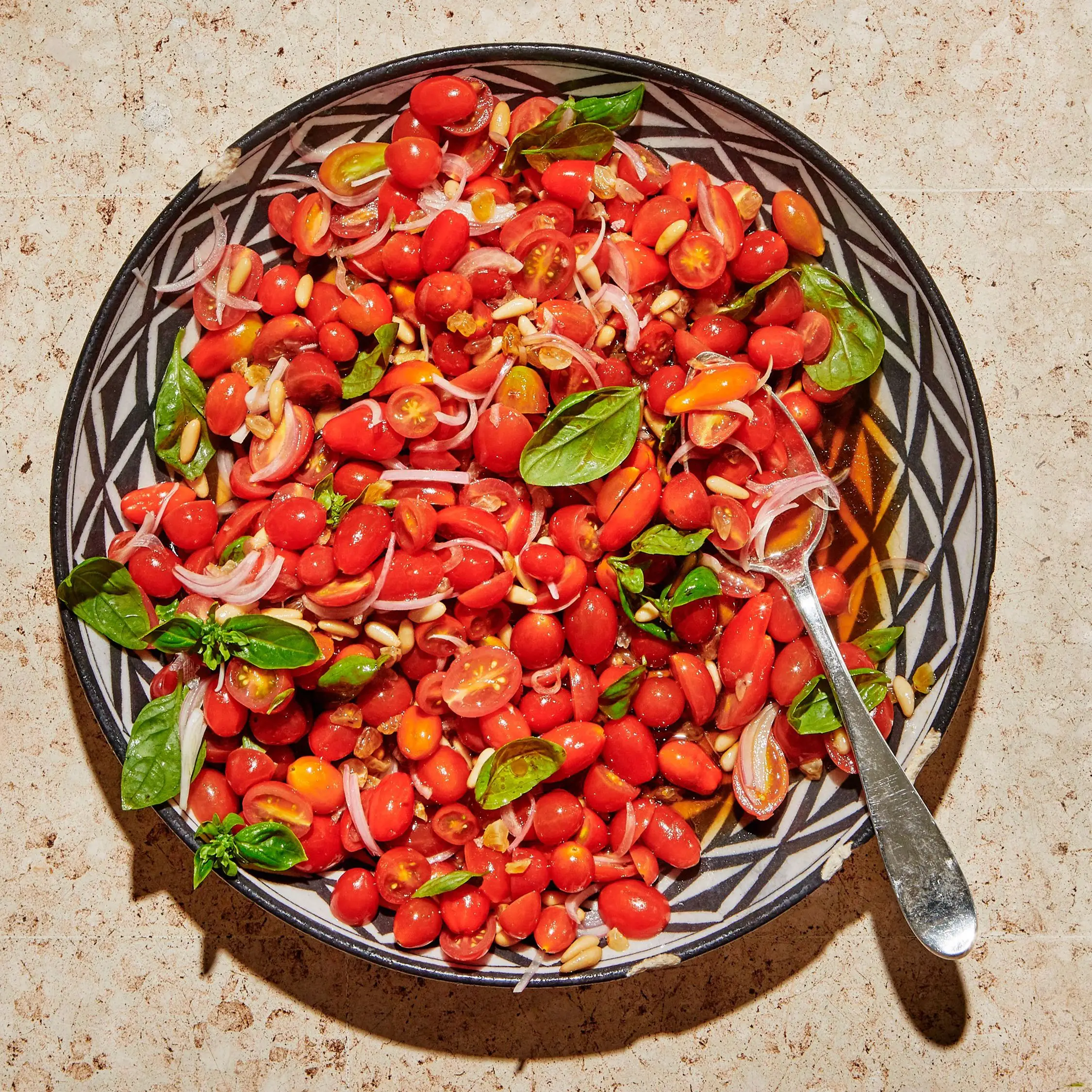 Salada de tomate com pinhões e melaço de romã