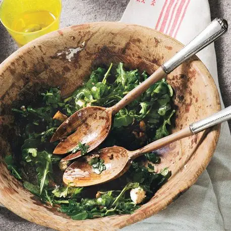 Salada de rúcula com cebola caramelizada, queijo de cabra e nozes cristalizadas