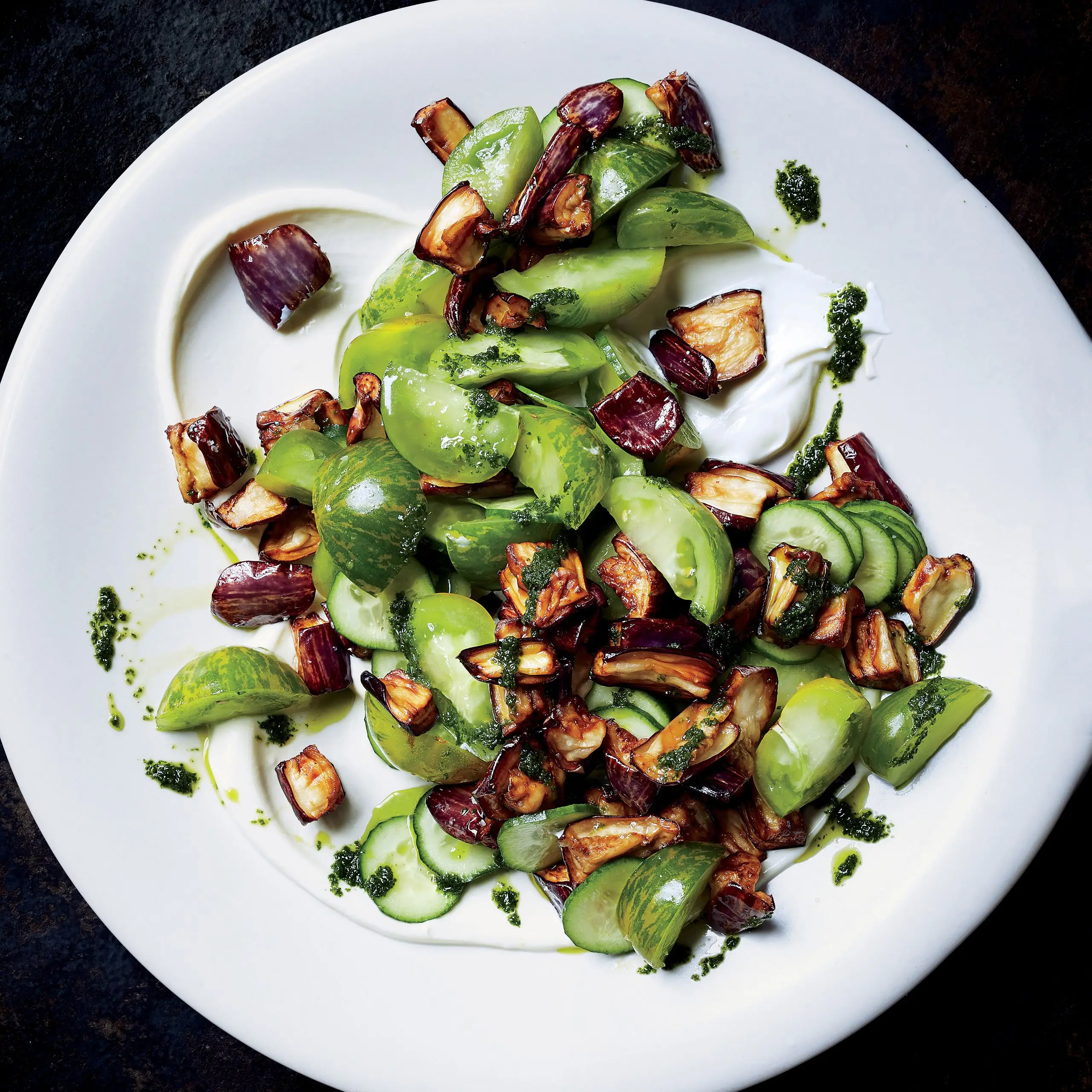 Smażona sałatka, pomidor i ogórek