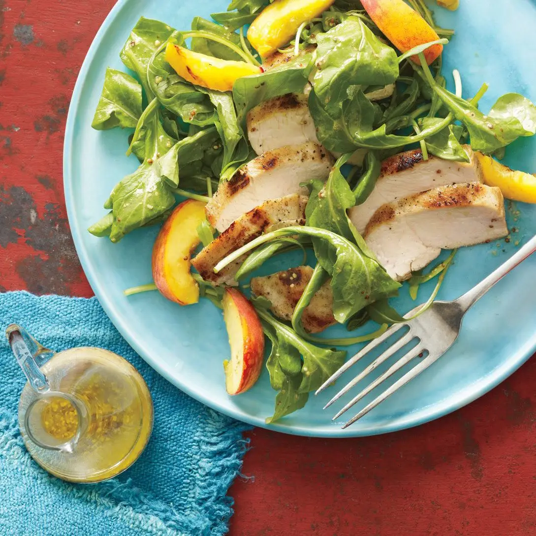 Salada de frango e pêssego grelhado