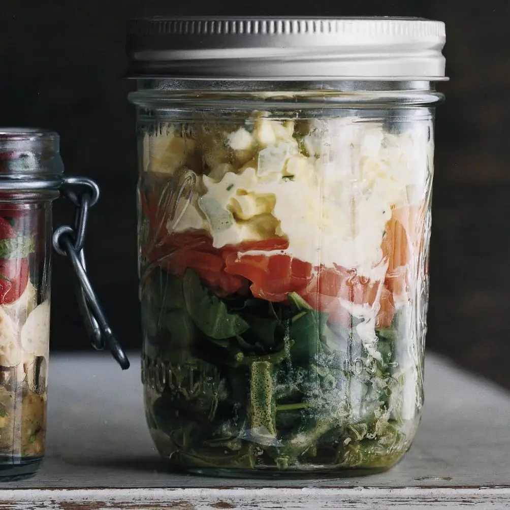 Salmão defumado com salada de ovo e feijão verde