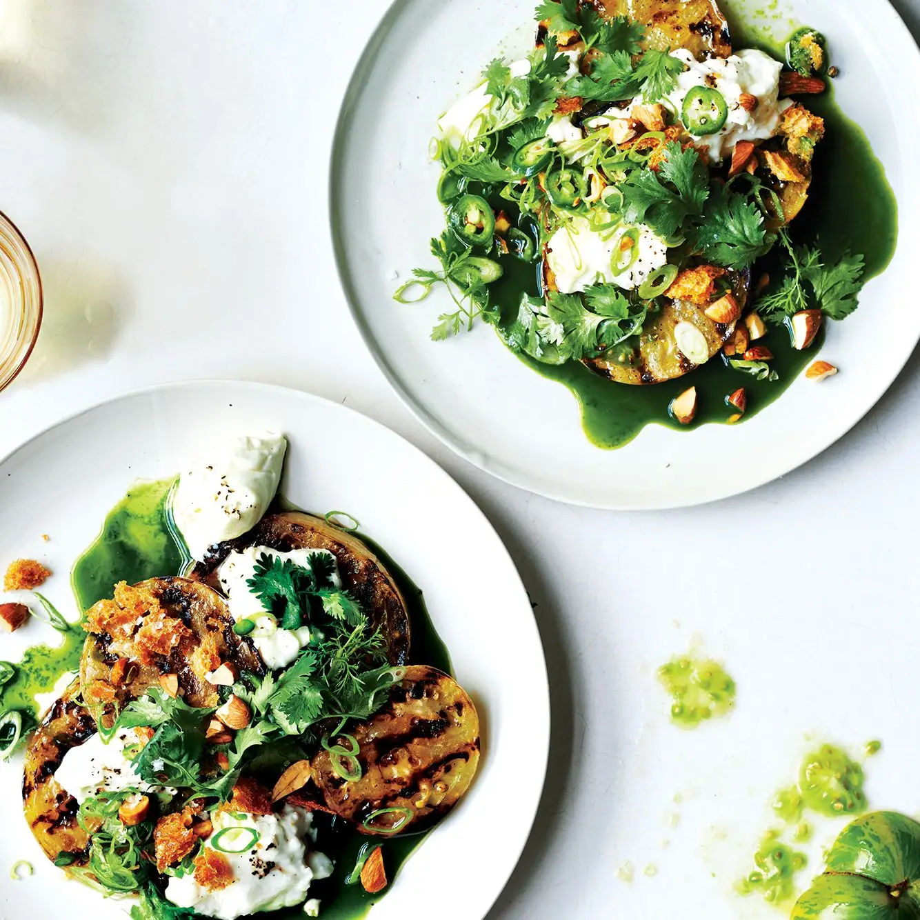 Tomates verdes grelhados com burrata e suco verde