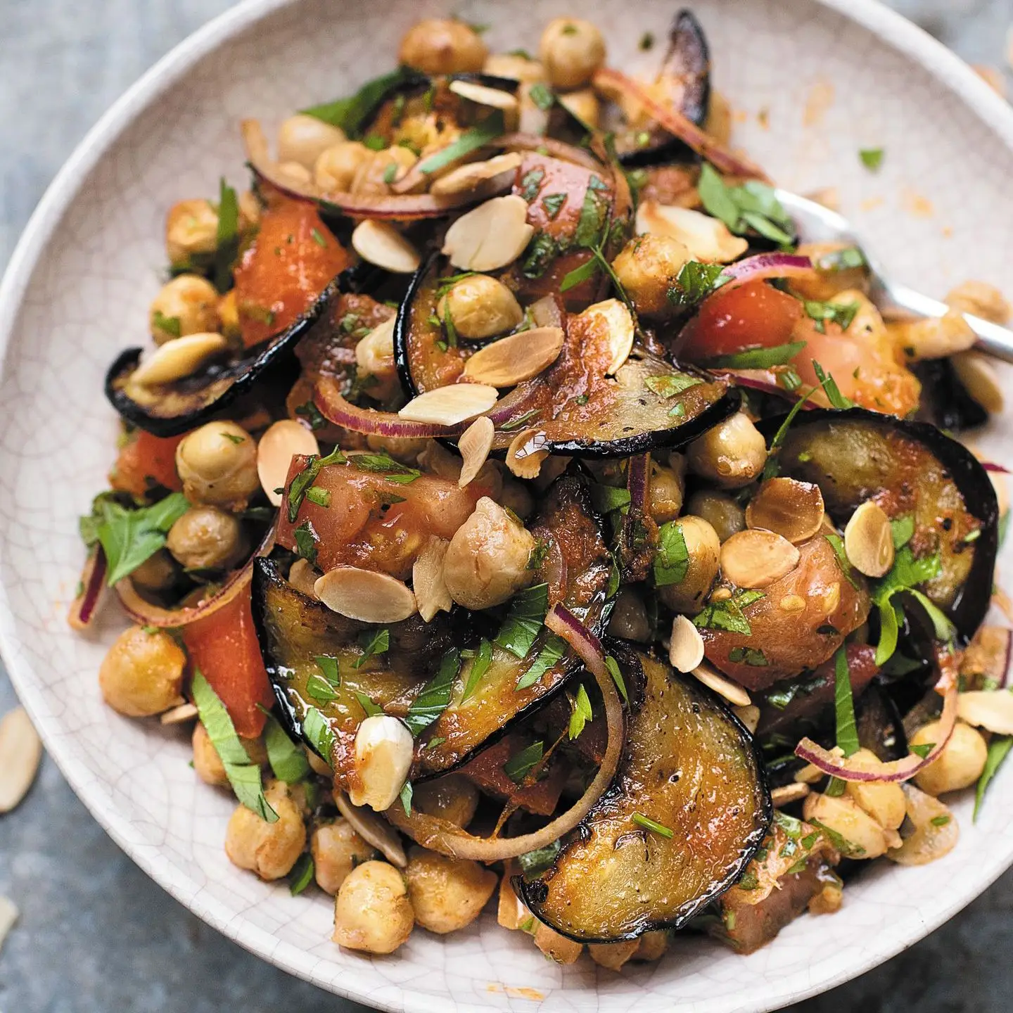 Salada de grão de bico e berinjela