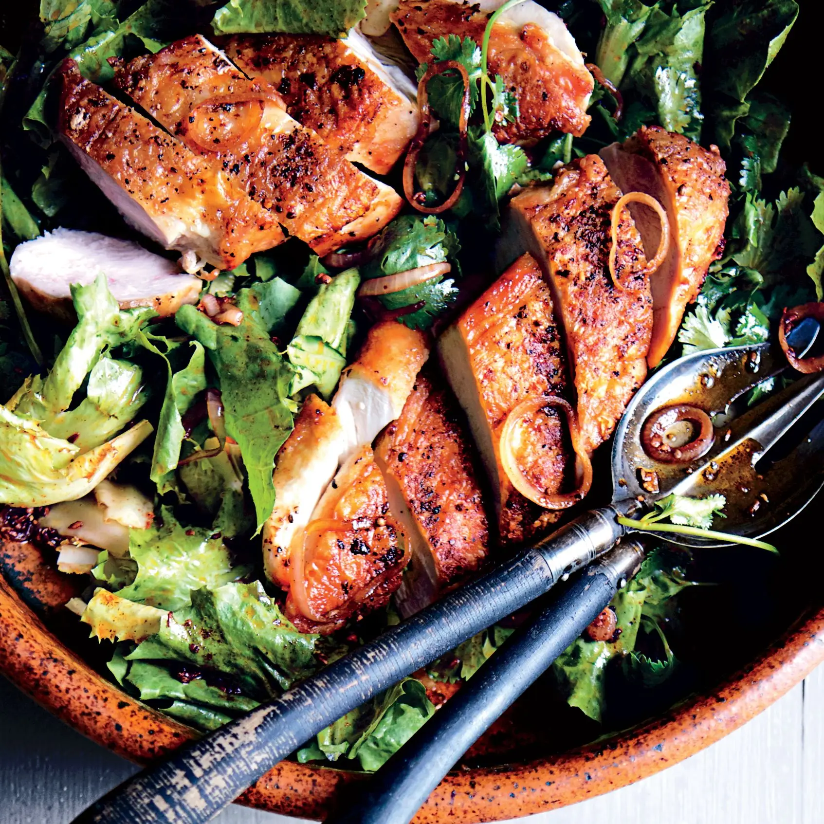 Peitos de frango crocantes com chermoula e escarola