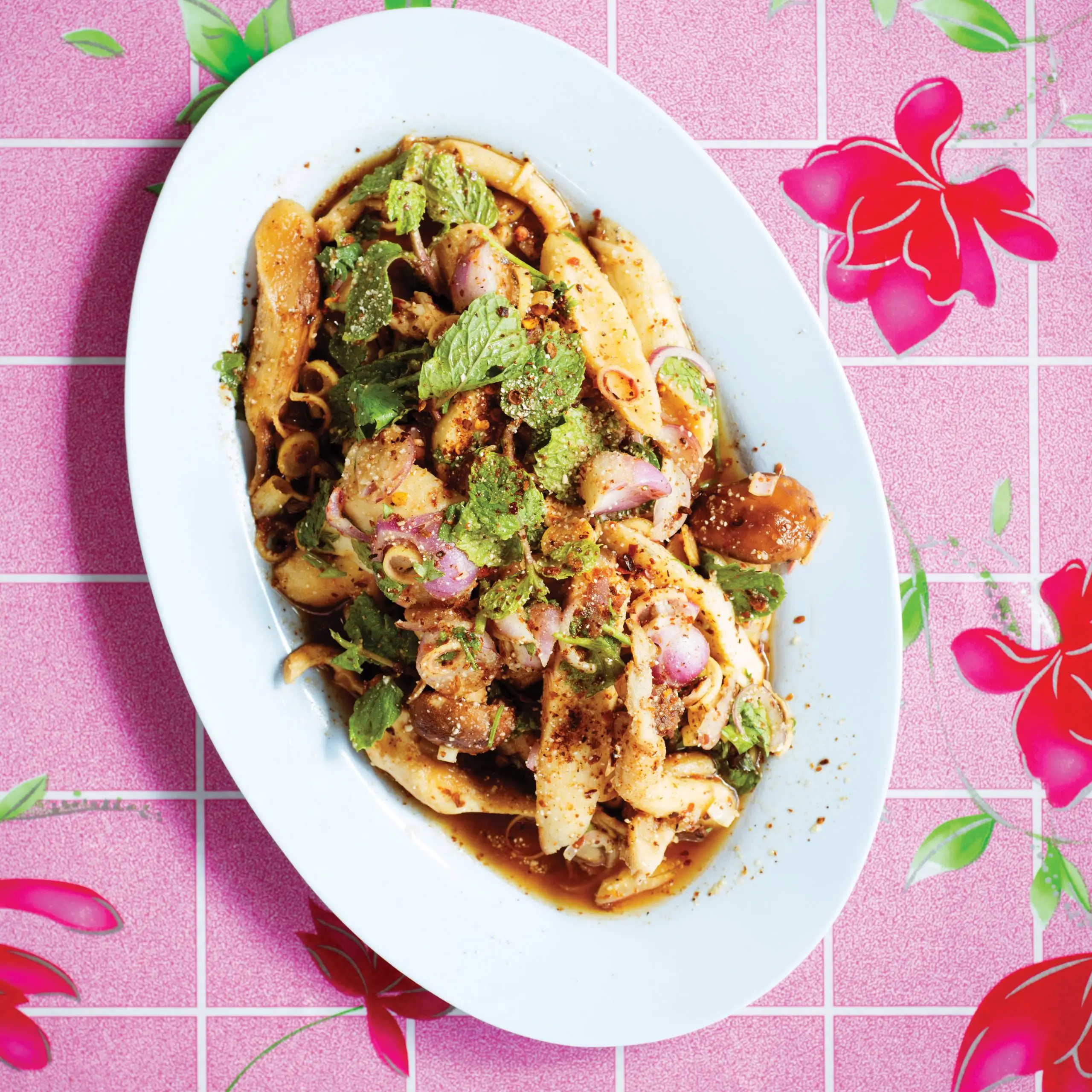 O nome do PAA Tok (salada de cogumelos da floresta no estilo Isaan)