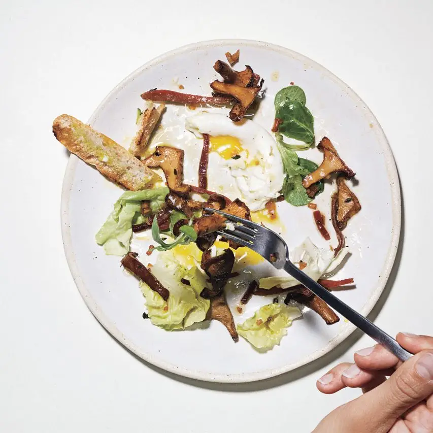 Salada de chanterelle quente com manchas e ovos escalfados