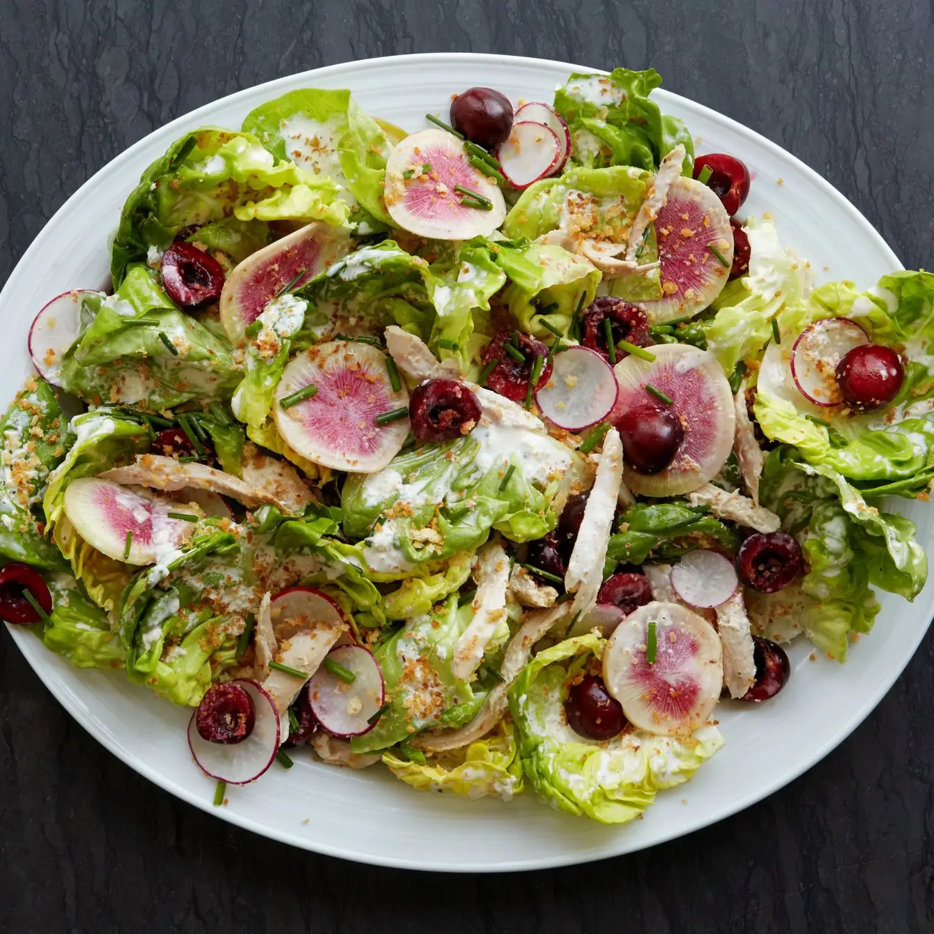 Salada de alface Bibb, frango e cereja com molho de rábano cremoso