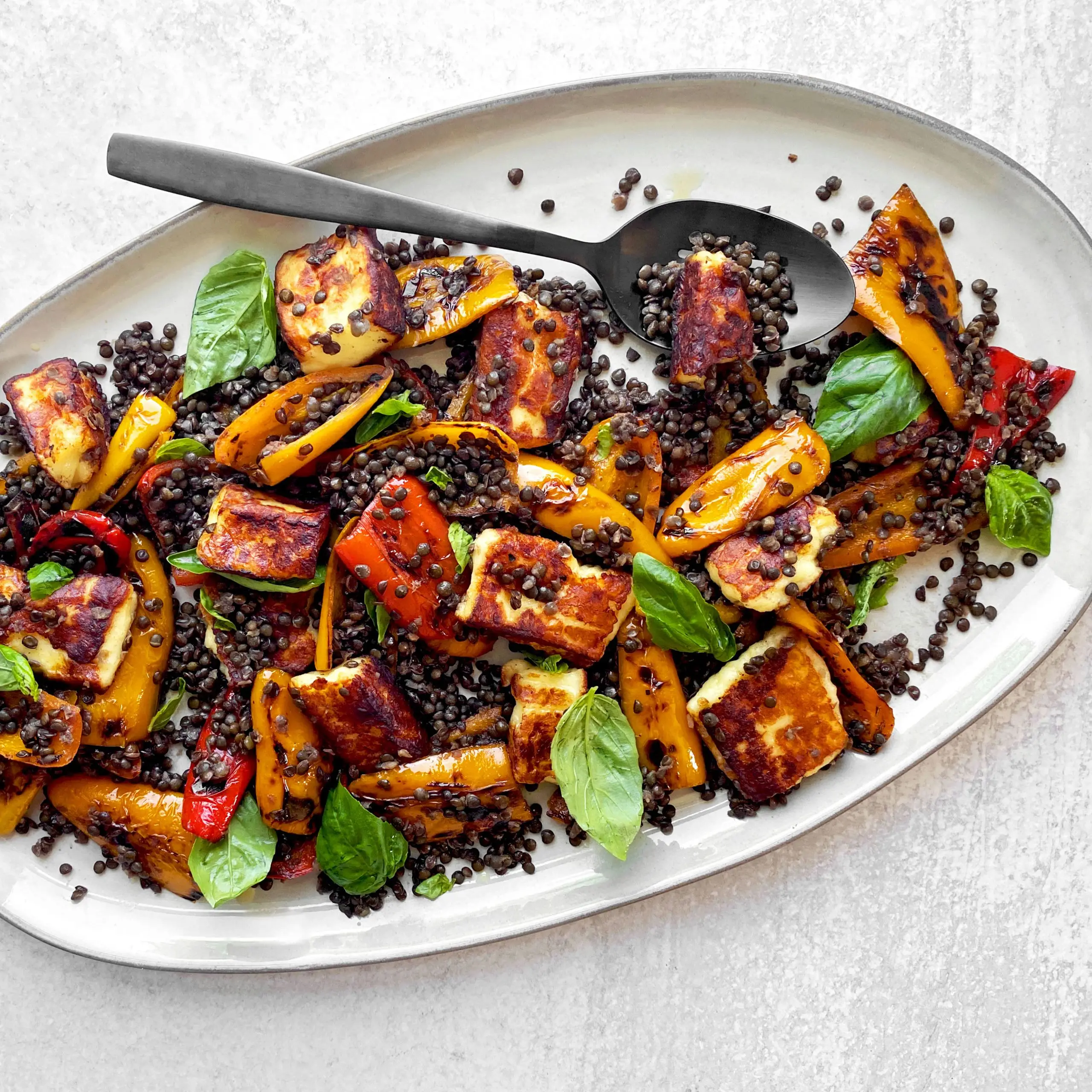 Grelhando queijo com pimentão e lentilhas negras
