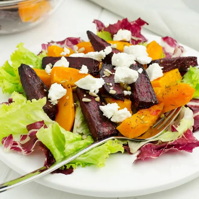 Salada de beterraba assada com laranjas e verduras