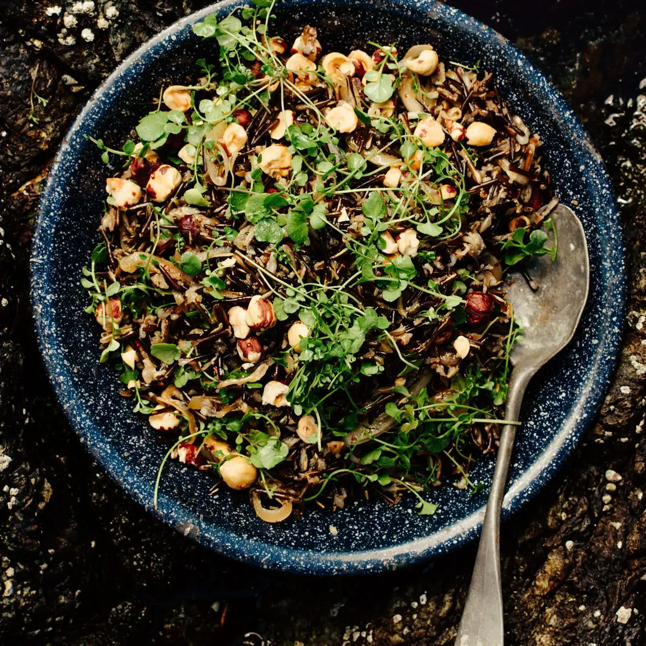 Arroz selvagem com agrião e avelãs
