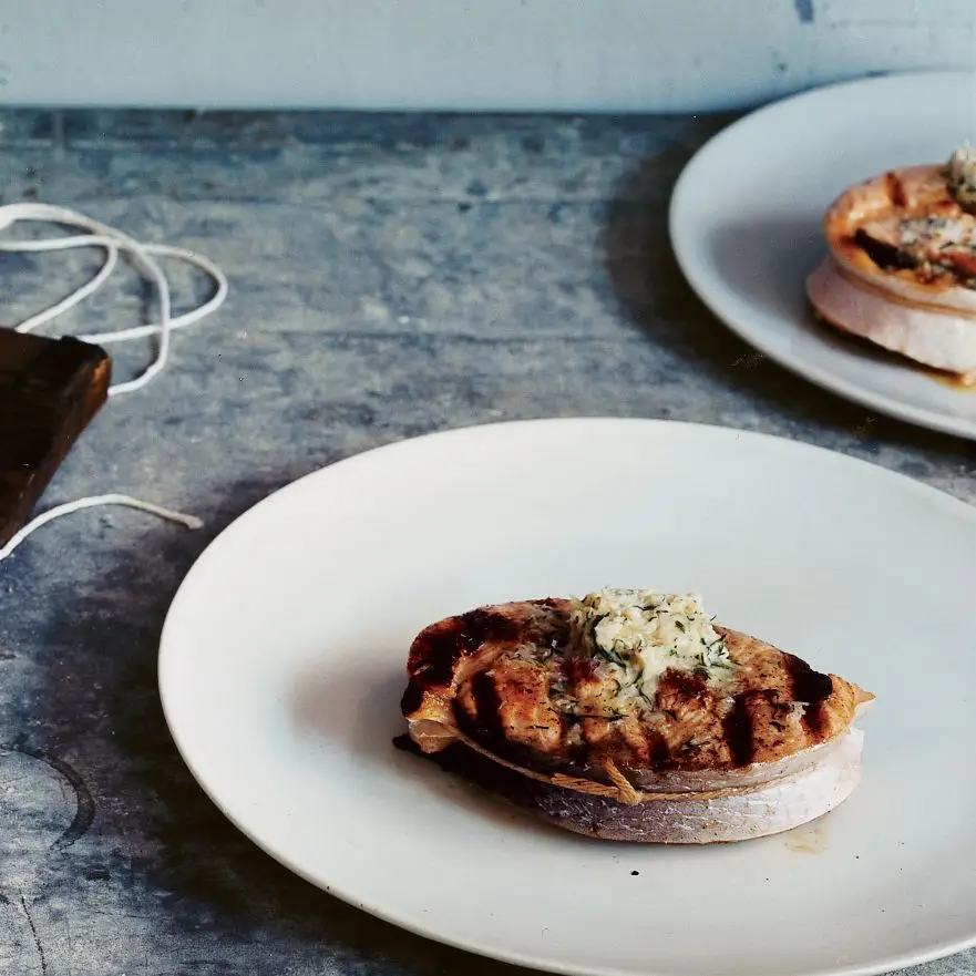 Bifes de salmão desossado grelhados com manteiga de endro de rábano silvestre