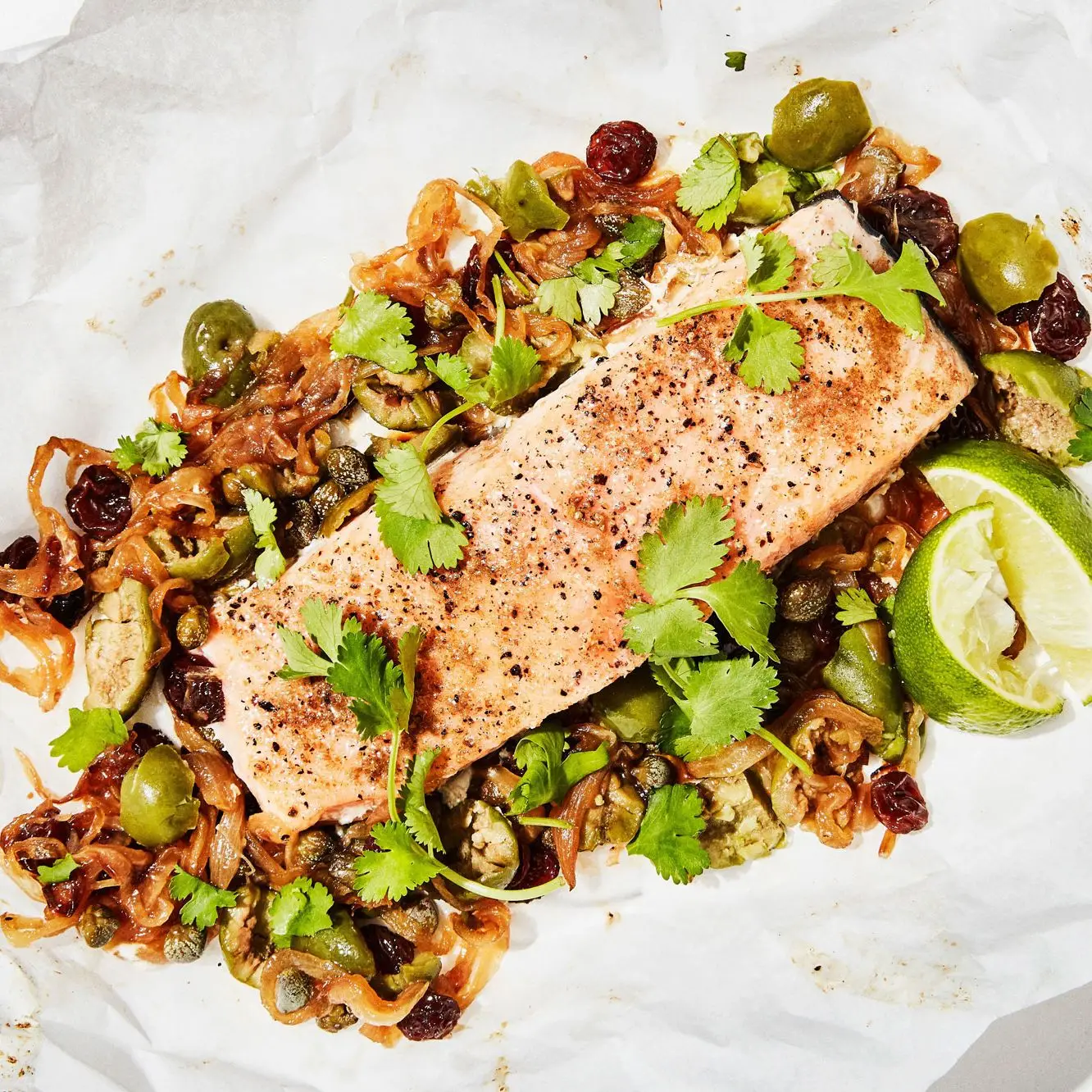 Salmão assado em papel manteiga