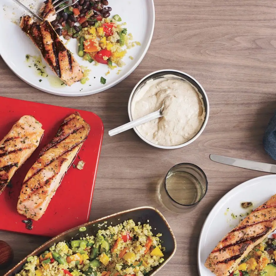 Salmão grelhado com feijão preto e maionese de pimenta d'epelette