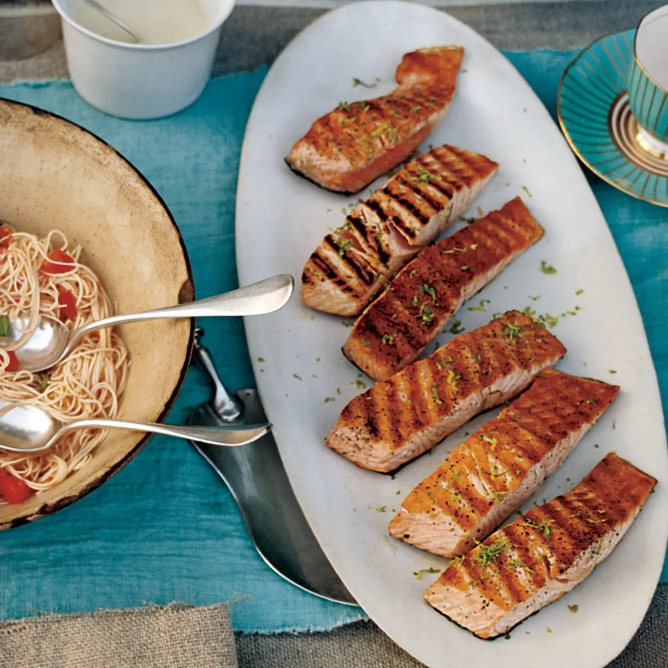 Salmão grelhado com molho de manteiga de limão