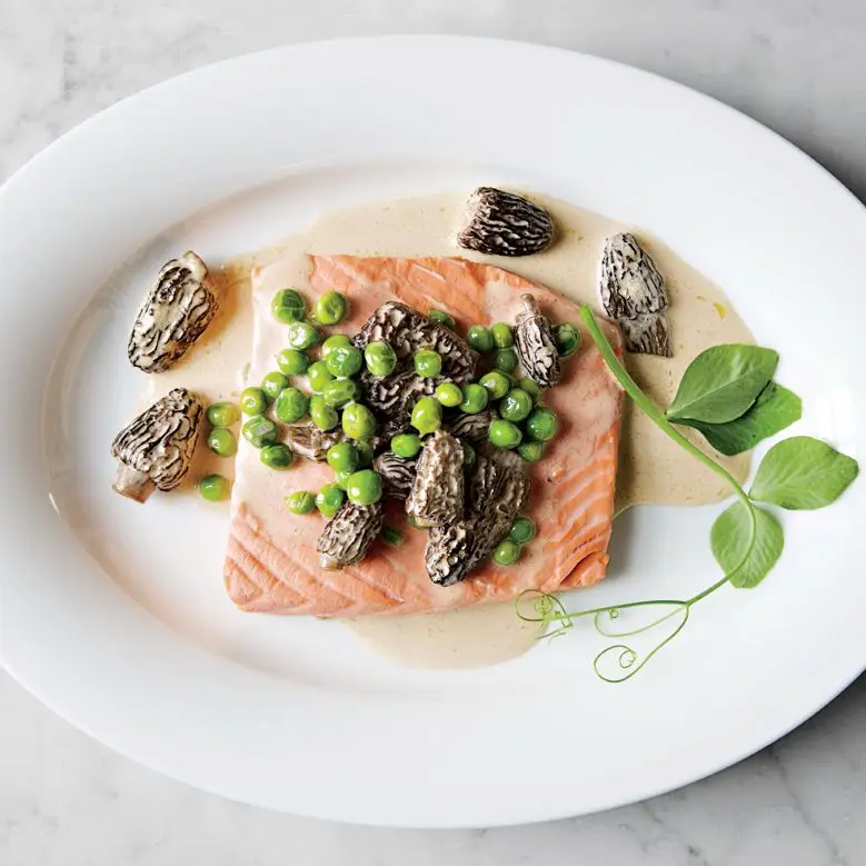 Salmão selvagem escalfado com ervilhas e morel