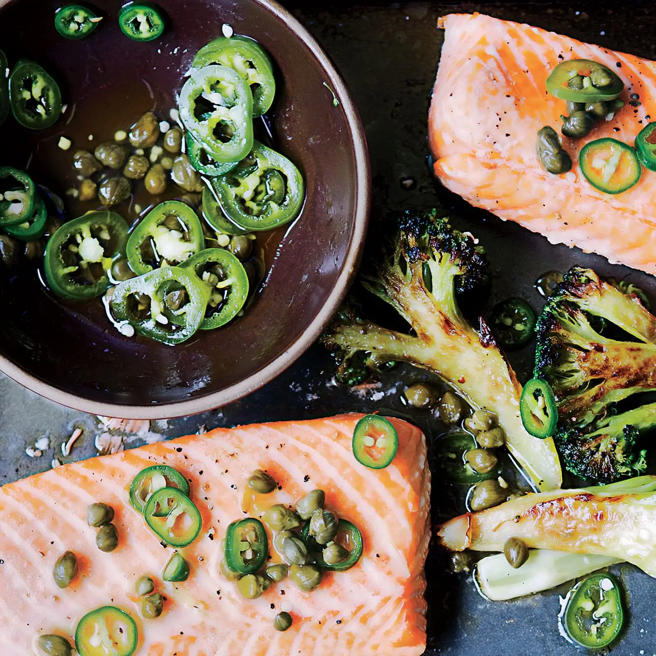 Salmão assado e brócolis com vinagrete de pimenta