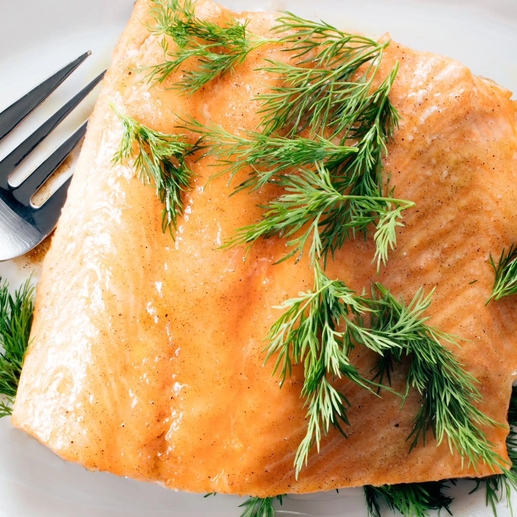 Salmão de 3 ingredientes de bordo-cardamomo