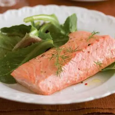 Salmão escalfado simples