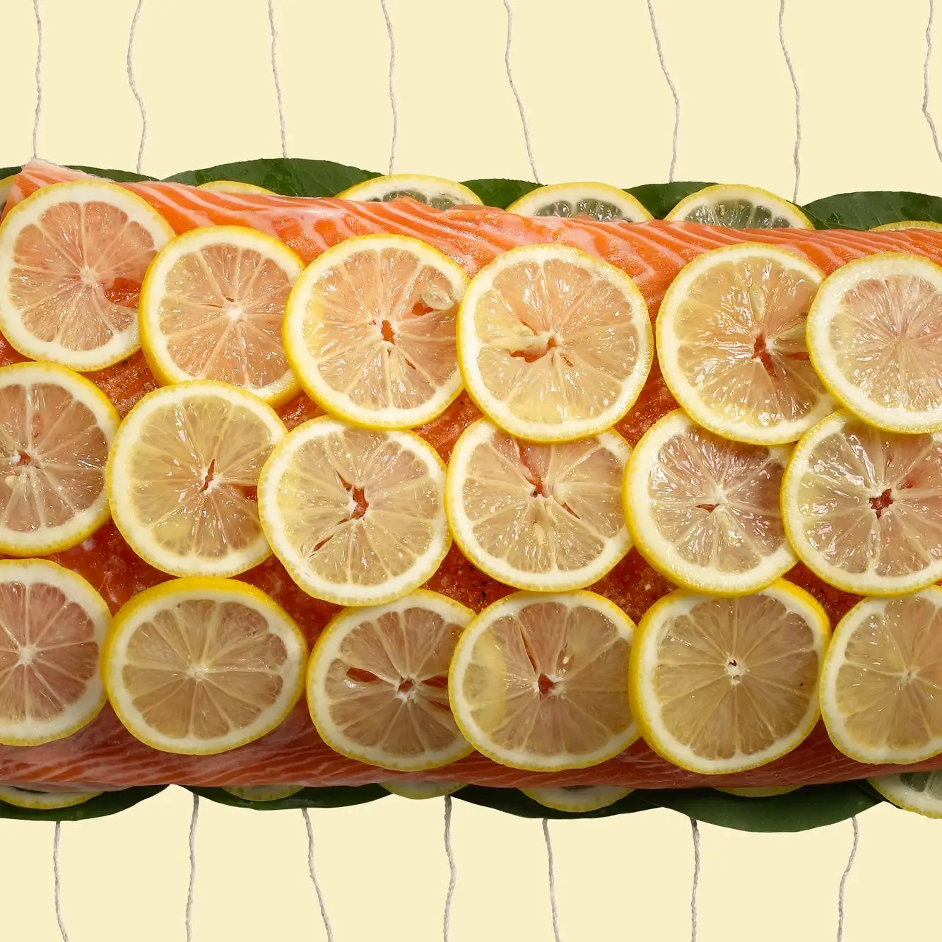 Salmão grelhado embrulhado em folhas de limão e louro