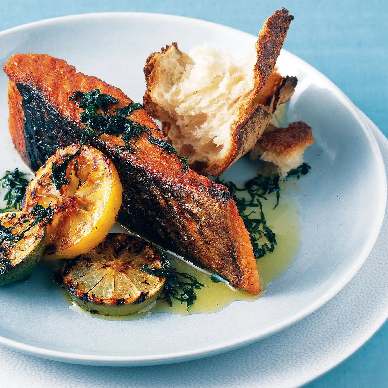 Salmão grelhado com manjericão e hortelã