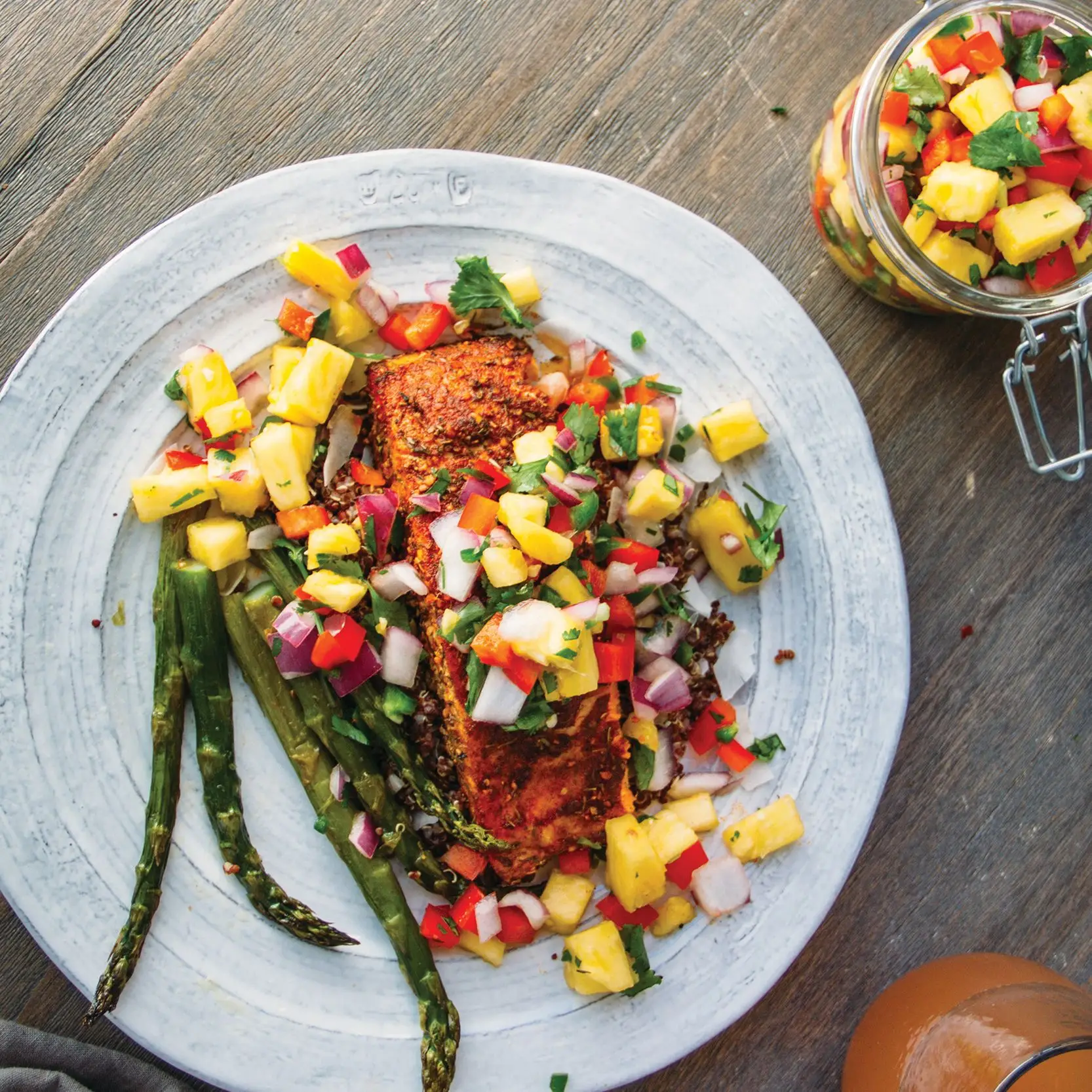 Salmão enegrecido com salsa de abacaxi