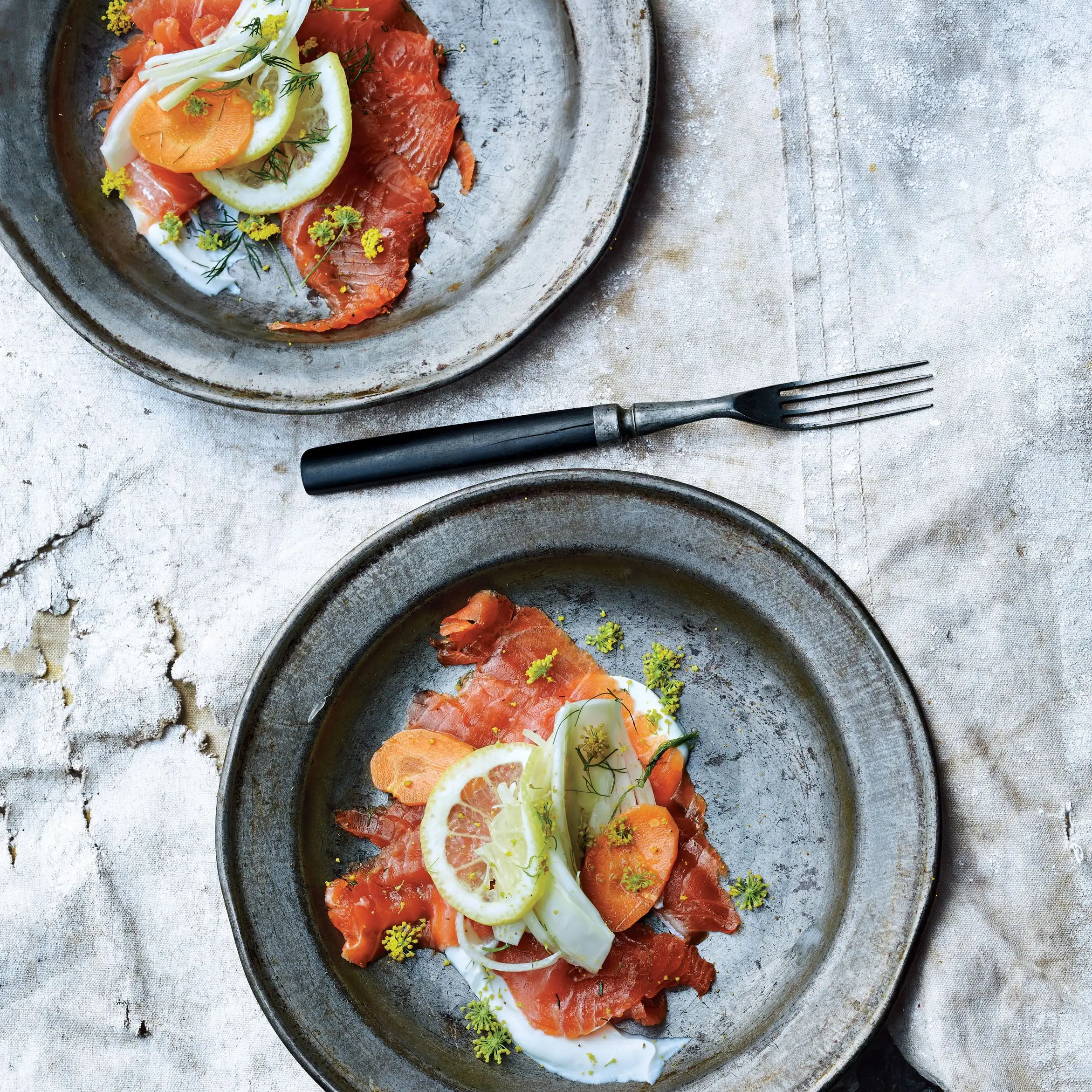Salmão curado com erva -doce e salada de cenoura