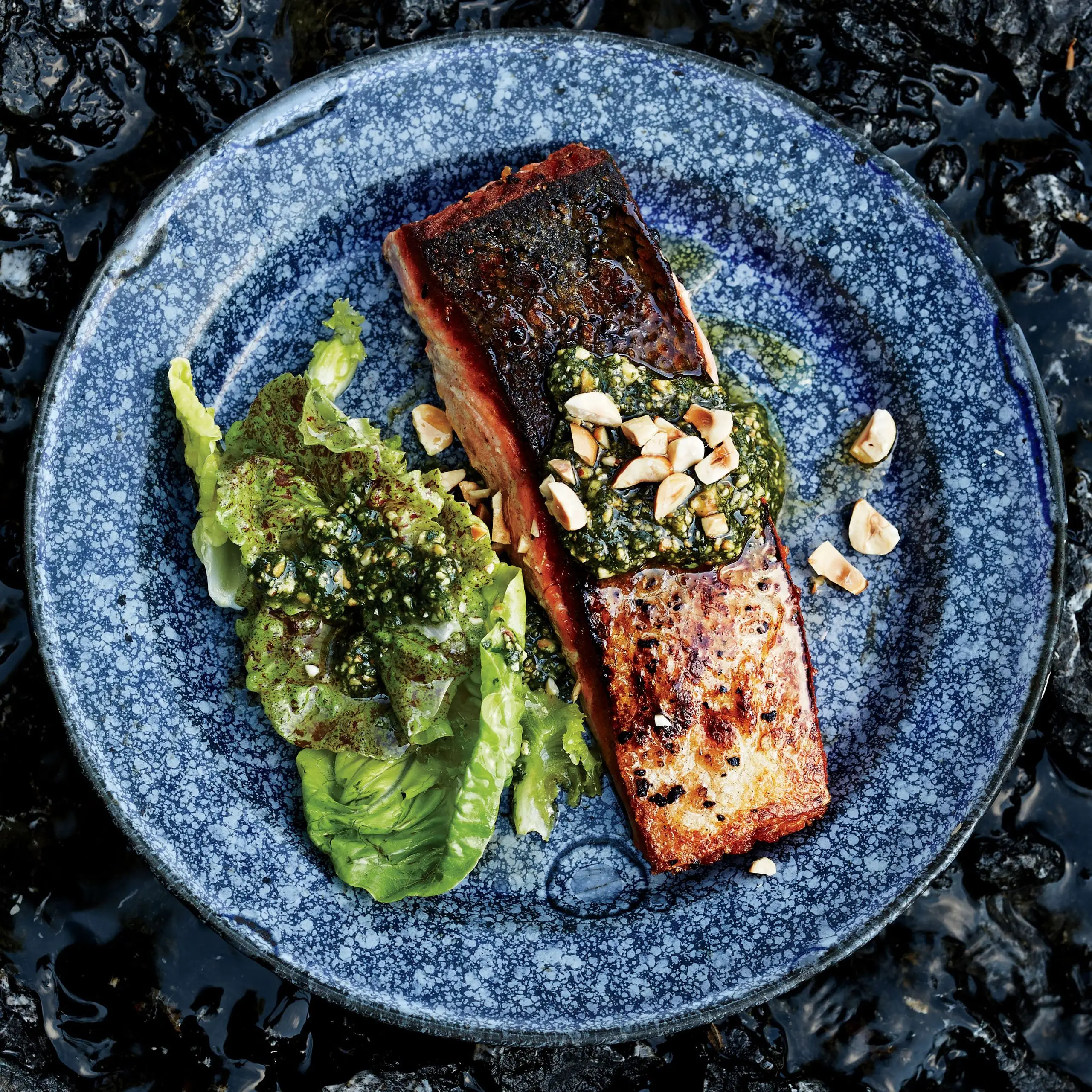 Salmão abastecido com manteiga com avelã